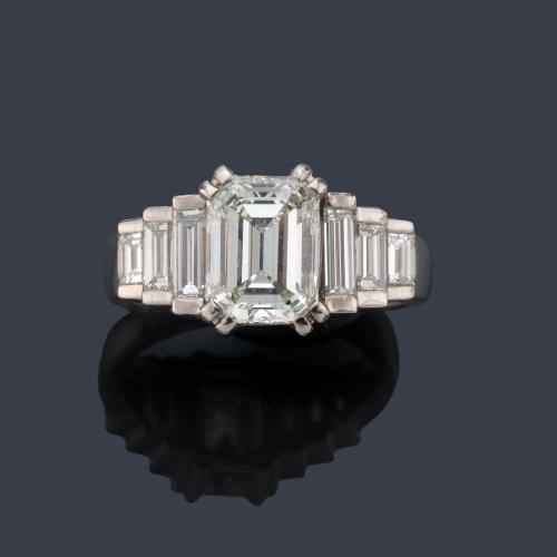 Anillo con diamante talla esmeralda de aprox. 2,80 ct con diamantes talla baguette en ambos lados de aprox. 0,70 ct en total.