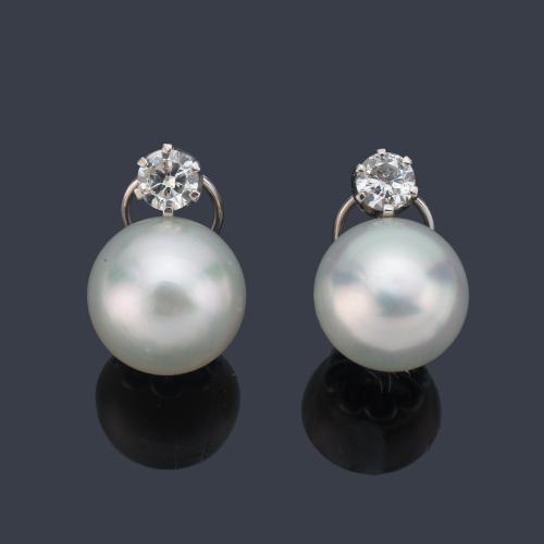 Pendientes cortos con pareja de perlas australianas de aprox. 13,06 mm - 13,16 mm y brillante en la parte superior de aprox. 0,50 ct cada uno.