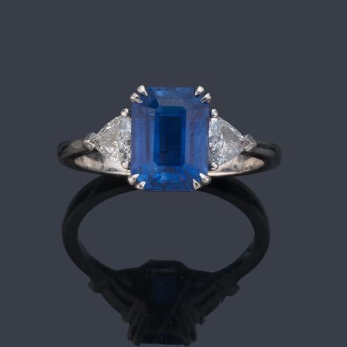 Anillo con zafiro talla esmeralda de 2,87 ct con dos diamantes talla triángulo de aprox. 0,40 ct en total.