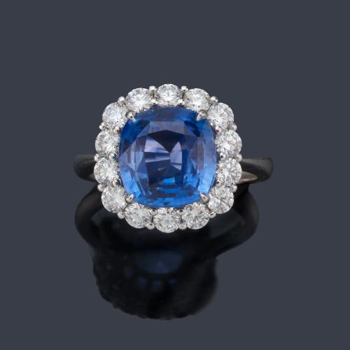 Anillo con zafiro talla 'cushion' de 5,18 ct con orla de brillantes de aprox. 1,30 ct en total. Certificado Bellerophon Gem Lab.