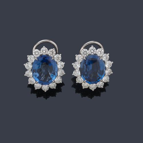 Pendientes cortos con pareja de zafiros talla oval de aprox. 9,42 ct en total y orla de brillantes de aprox. 2,35 ct en total. Certificado Bellerophon Gem Lab.