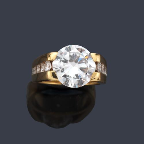 Solitario con brillante de aprox. 4,20 ct con banda de brillantes en ambos lados.