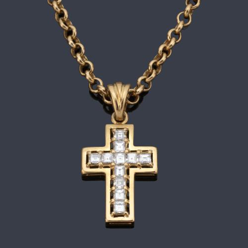 Cadena larga y cruz con diamantes talla carré de aprox. 0,55 ct en total, realizado en montura de oro amarillo de 18K.