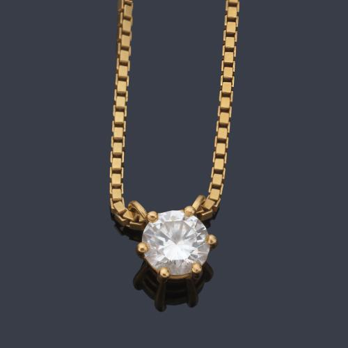 Colgante con brillante de aprox. 0,59 ct en montura y cadena de oro amarillo de 18K. Certificado Edmond Schwob Au Diadème.