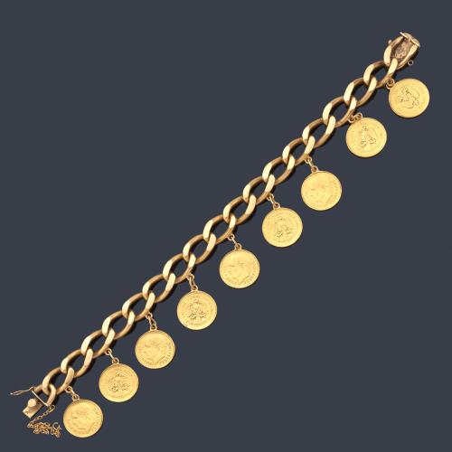 Pulsera con eslabones barbados en oro amarillo de 18K y nueve monedas colgantes de dos pesos y medio mexicano de 22K.