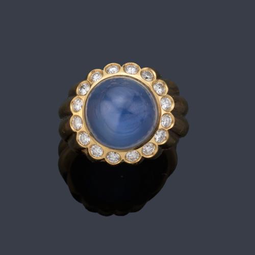  Anillo con zafiro 'ojo de gato' talla cabujón de aprox. 5,00 ct con orla de brillantes de aprox. 0,64 ct en total.