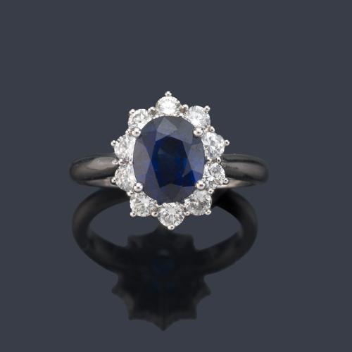 Anillo con zafiro talla oval de aprox. 3,00 ct y orla de brillantes de aprox. 0,70 ct en total.