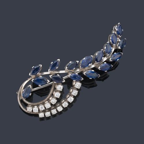  Broche en forma de ramillete con zafiros talla marquís de aprox. 5,60 ct en total con doble banda de brillantes de aprox. 0,80 ct en total.