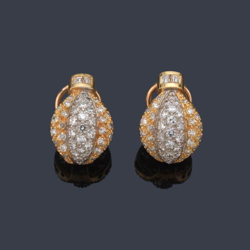 Pendientes cortos con pavé de diamantes talla 8/8 y carré de aprox. 0,90 ct en total.