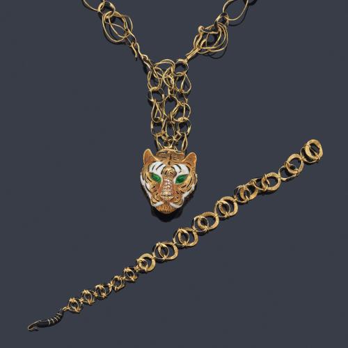Collar largo con remate de cabeza de tigre, con frente de brillantes y esmalte.