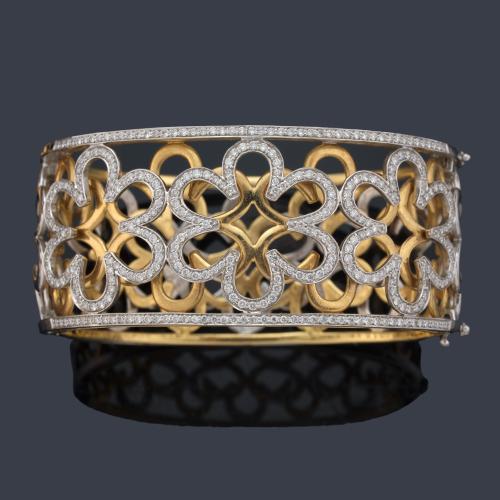 Pulsera ancha con doble motivo floral calado, con frontal de brillantes.