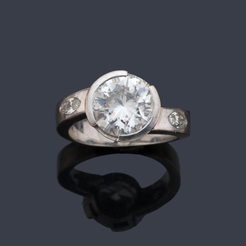 Solitario con brillante de aprox. 3,08 ct en montura de oro blanco de 18K.