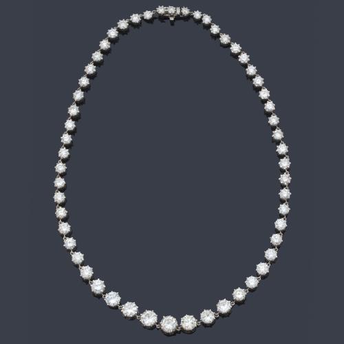 Collar rivière con brillantes de aprox. 33,71 ct en total realizado en montura de platino.