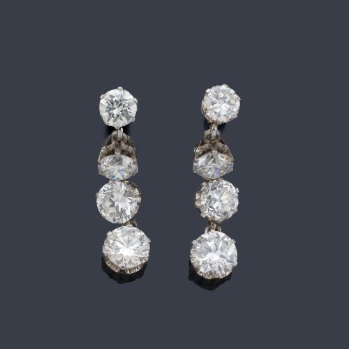 Pendientes largos con brillantes de aprox. 7,85 ct en total.