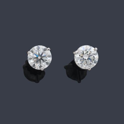  Dormilonas con pareja de brillantes de aprox. 1,48 ct y 1,49 ct respectivamente.