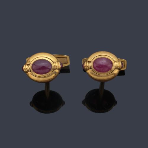 Gemelos con pareja de rubíes talla cabujón en montura de oro amarillo de 18K.