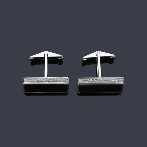 Gemelos con dos piezas rectangulares de ónix con dos bandas de brillantes.