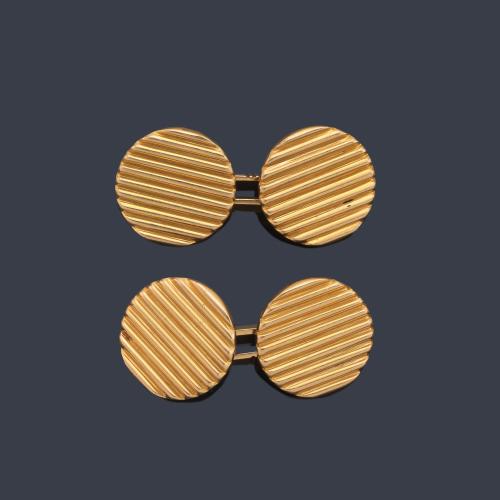 Gemelos circulares con decoración rallada en oro amarillo de 18K.