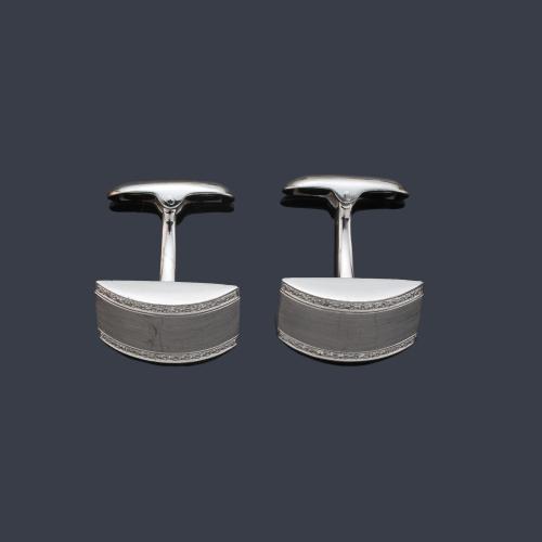 Gemelos rectangulares con diseño curvado y dos bandas de brillantes.