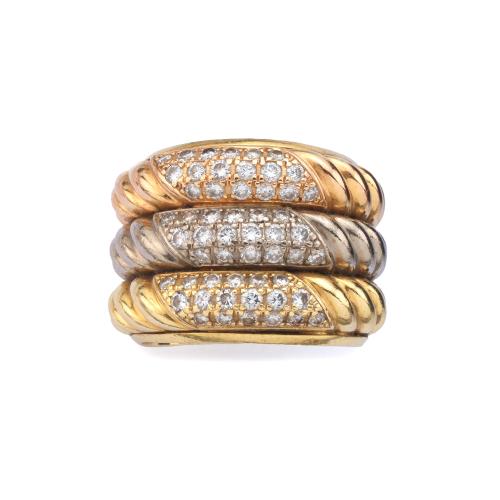Anillo realizado en oro tricolor de 18K y frente con brillantes.