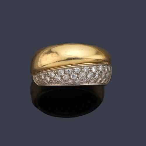  Anillo con doble banda, una con pavé de brillantes de aprox. 0,75 ct en total.