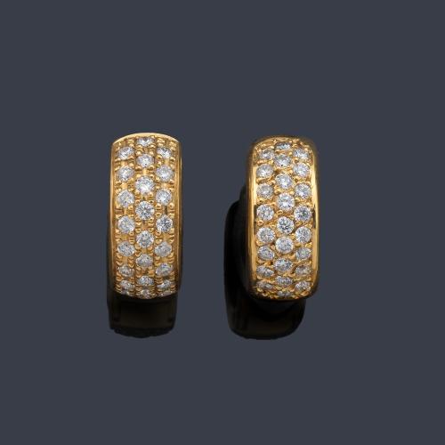 Pendientes con diseño de criolla en pavé de brillantes de aprox. 1,00 ct en total.