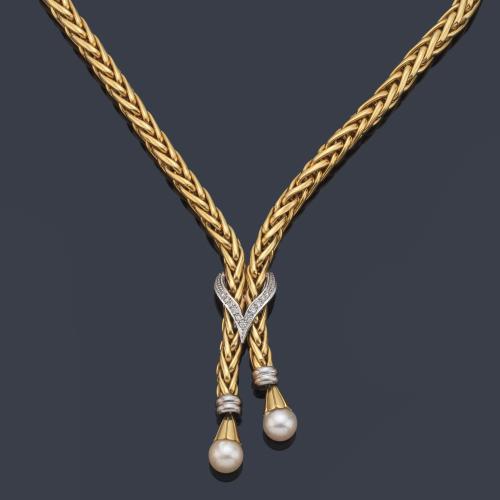 Collar con diseño de espiga y remate con pareja de perlas de aprox. 9,28 mm y 9,02 mm con detalle en 'V' con diamantes.
