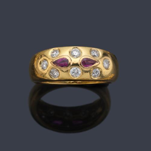  Anillo con dos rubíes talla perilla y ocho brillantes de aprox. 0,80 ct en total.
