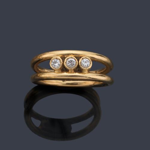  Anillo con tres brillantes de aprox. 0,25 ct en total en montura de oro amarillo de 18K.