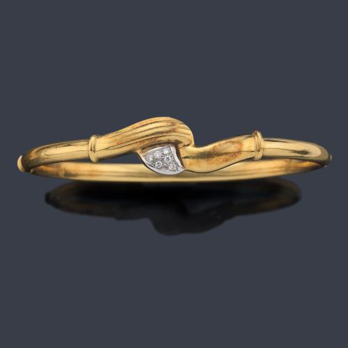 Pulsera rígida con detalle central de brillantes de aprox. 0,11 ct en total.