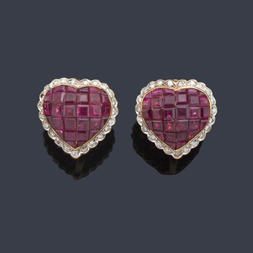 Pendientes cortos con diseño en forma de corazón con pavé de rubíes calibrados en engaste invisible y orla de brillantes de aprox. 0,70 ct en total.
