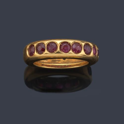 Anillo con banda de rubíes de aprox. 1,30 ct en total.