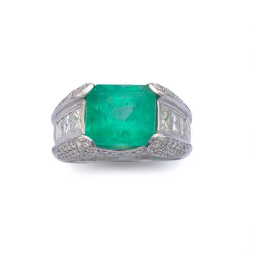  Anillo con esmeralda central de aprox. 5,00 ct sobre montura de diamantes talla princesa y brillante de aprox. 1,90 ct en total.