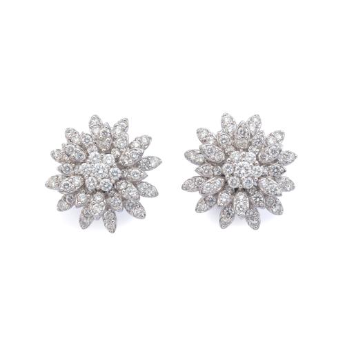 Pendientes cortos con diseño floral cuajado de brillantes de aprox. 3,60 ct en total.