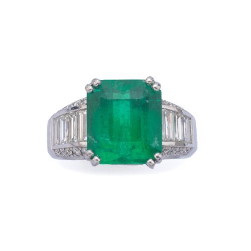 Anillo con esmeralda central de aprox. 6,15 ct con diamantes talla baguette en ambos lados.