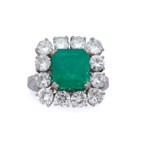 Anillo con esmeralda central de aprox. 3,20 ct con orla de brillantes de aprox. 2,10 ct en total.