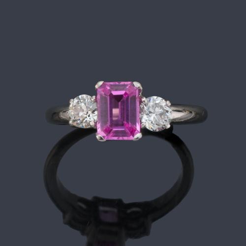 Anillo con espinela sintética 'Rosa de Francia' de aprox. 0,50 ct con dos brillantes de aprox. 0,25 cada uno.