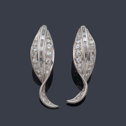 Pendientes con diseño de hoja con diamantes talla brillante y baguette de aprox. 2,60 ct en total.