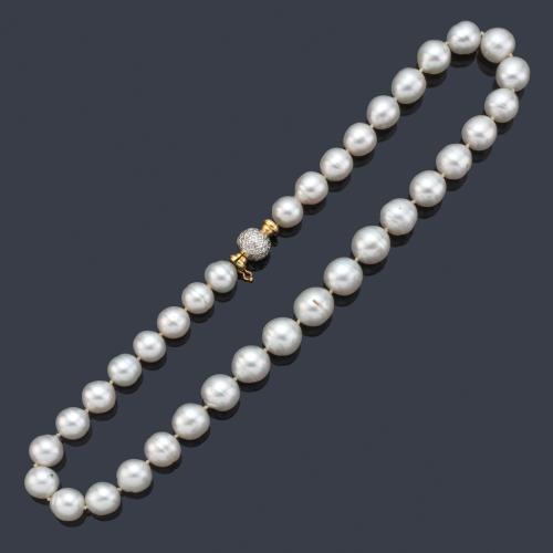  Collar de perlas Australianas de aprox. 12,10 - 15,00 mm con cierre esférico cuajado de brillantes de aprox. 1,32 ct en total y realizado en oro blanco de 18K.