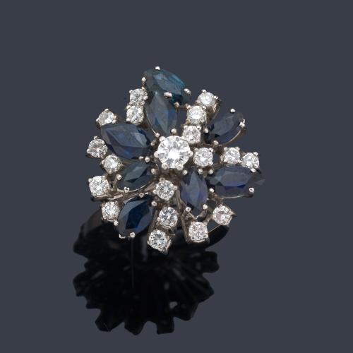 Anillo con zafiros talla marquís de aprox. 1,30 ct y brillantes de aprox. 1,46 ct en total.