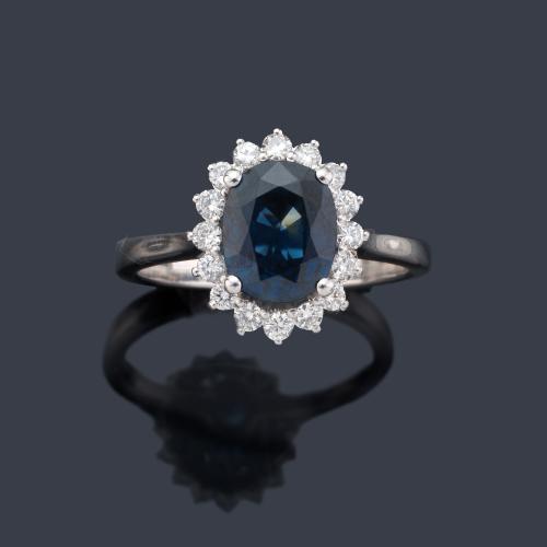 Anillo con zafiro talla oval de aprox. 2,00 ct y orla de brillantes de aprox. 0,48 ct en total.