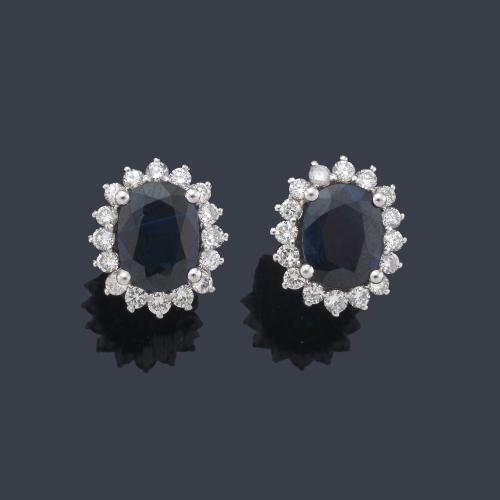  Pendientes cortos con pareja de zafiros talla oval de aprox. 2,00 ct cada uno y orla de brillantes de aprox. 0,60 ct en total.