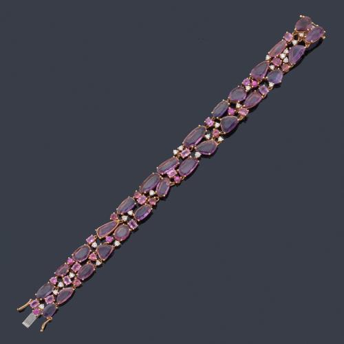  Delicada pulsera con zafiros rosas en diferentes tallas de aprox. 25,38 ct en total intercalado con brillantitos de aprox. 0,82 ct en total.