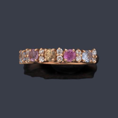 Media alianza con zafiros de color intercalado con brillantitos en montura de oro rosa de 18K.