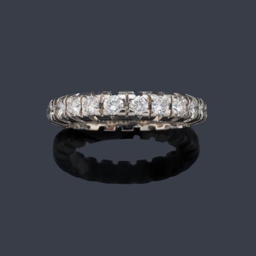 Alianza completa con brillantes de aprox. 1,70 ct en total.
