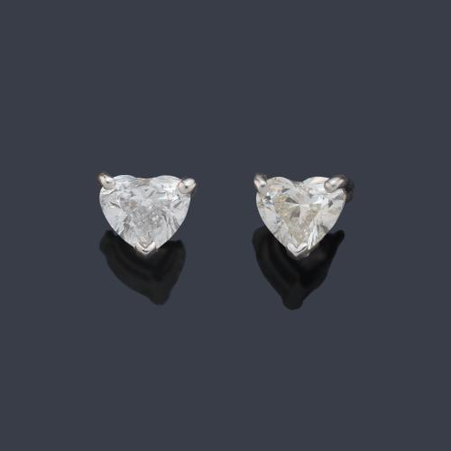 Pendientes cortos con pareja de diamantes talla corazón de aprox. 0,63 ct en total.