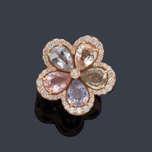 Anillo con diseño flor con zafiros talla perilla de color de aprox. 4,60 ct en total y orla de diamantes de aprox. 0,41 ct en total.
