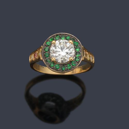  Anillo con brillante central de aprox. 1,27 ct con orla de granates tsavoritas y zafiros amarillos.