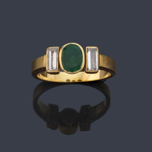 Anillo con esmeralda central y dos diamantes talla baguette.
