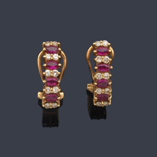 Pendientes tipo criolla con rubíes talla marquís de aprox. 0,65 ct intercalado con brillantitos.